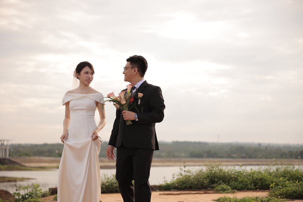Phan Đức và Yến Nhi nắm tay bên hồ